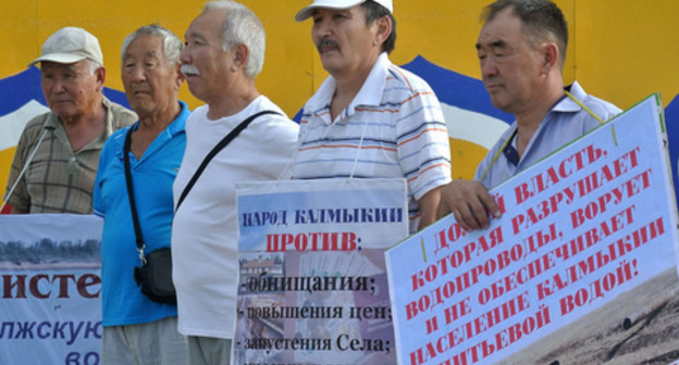 Rally in Elista demanding to solve problem with shortage of drinking water, August 15, 2017. Photo by Aslan Nikolaev for the Caucasian Knot. Rally in Elista demanding to solve problem with shortage of drinking water, August 15, 2017. Photo by Aslan Nikolaev for the Caucasian Knot.