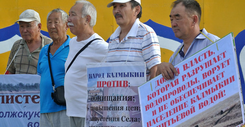 Rally in Elista demanding to solve problem with shortage of drinking water, August 15, 2017. Photo by Aslan Nikolaev for the Caucasian Knot. Rally in Elista demanding to solve problem with shortage of drinking water, August 15, 2017. Photo by Aslan Nikolaev for the Caucasian Knot.