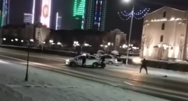Policeman takes part in shooting with militants in the centre of Grozny, December 17, 2016. Screenshot of video taken by eyewitness, YouTube Policeman takes part in shooting with militants in the centre of Grozny, December 17, 2016. Screenshot of video taken by eyewitness, YouTube
