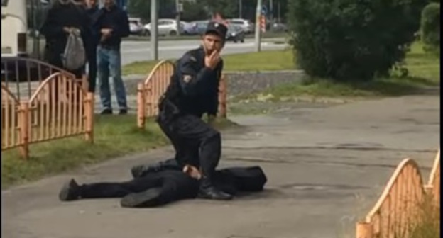 Detention of the attacker in Surgut. Screenshot: https://www.youtube.com/watch?v=mtfRsSPh5fI Detention of the attacker in Surgut. Screenshot: https://www.youtube.com/watch?v=mtfRsSPh5fI