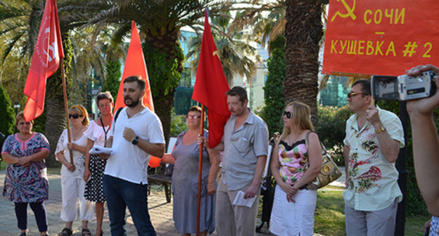 Picketers in Sochi, August 20, 2017. Photo by Svetlana Kravchenko for "Caucasian Knot" Picketers in Sochi, August 20, 2017. Photo by Svetlana Kravchenko for "Caucasian Knot"