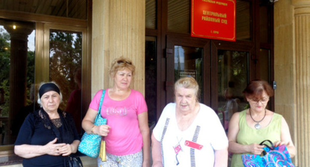 The victims near the court. Sochi, August 17, 2017. Photo by Svetlana Kravchenko for "Caucasian Knot" The victims near the court. Sochi, August 17, 2017. Photo by Svetlana Kravchenko for "Caucasian Knot"