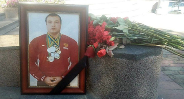 At the site of the athlete's murder. Photo: Kurier. Sreda. Berdsk http://www.kurer-sreda.ru/2017/08/21/308400-v-ulichnoj-drake-ubili-chempiona-mira-po-pauerliftingu-v-xabarovske/comment-page-1 At the site of the athlete's murder. Photo: Kurier. Sreda. Berdsk http://www.kurer-sreda.ru/2017/08/21/308400-v-ulichnoj-drake-ubili-chempiona-mira-po-pauerliftingu-v-xabarovske/comment-page-1