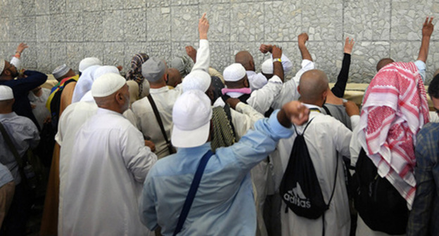 Pilgrims in the Jamaraat building during the ritual of throwing pebbles at the walls. Photo © Sputnik / Mikhail Voskresensky Pilgrims in the Jamaraat building during the ritual of throwing pebbles at the walls. Photo © Sputnik / Mikhail Voskresensky
