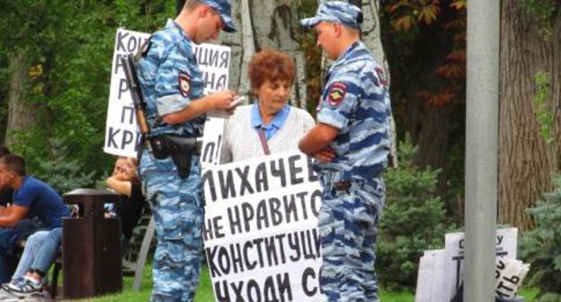 Policemen questionsolo picketer Galina Tikhenko. Photo by Vyacheslav Yaschenko for the Caucasian Knot. Policemen questionsolo picketer Galina Tikhenko. Photo by Vyacheslav Yaschenko for the Caucasian Knot.