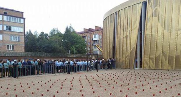 Thousands of people line up to get to the Memorial complex in Beslan, September 1, 2017. Photo by Alan Tskhurbaev for the Caucasian Knot. Thousands of people line up to get to the Memorial complex in Beslan, September 1, 2017. Photo by Alan Tskhurbaev for the Caucasian Knot.