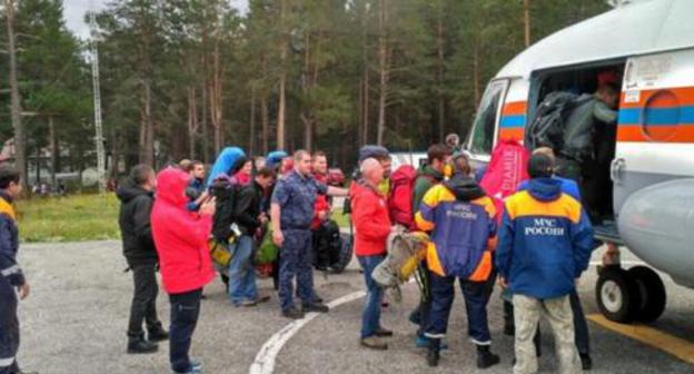 Evacuation of tourists from the mountainous zone of Mount Elbrus. Photo: Ministry of Emergency Situations of Russia Evacuation of tourists from the mountainous zone of Mount Elbrus. Photo: Ministry of Emergency Situations of Russia