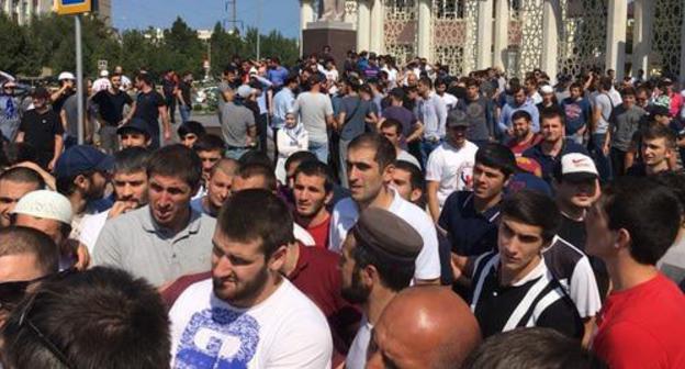The participants of the rally in Makhachkala. Photo: https://chernovik.net/content/lenta-novostey/shestvie-v-podderzhku-musulman-myanmy-prodolzhaetsya-v-mahachkale The participants of the rally in Makhachkala. Photo: https://chernovik.net/content/lenta-novostey/shestvie-v-podderzhku-musulman-myanmy-prodolzhaetsya-v-mahachkale