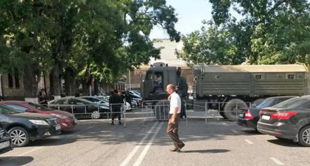 Military equipment in the Putin avenue and Ugryumov street in Grozny. September 6, 2017. Photo by Nikolay Petrov for "Caucasian Knot" Military equipment in the Putin avenue and Ugryumov street in Grozny. September 6, 2017. Photo by Nikolay Petrov for "Caucasian Knot"