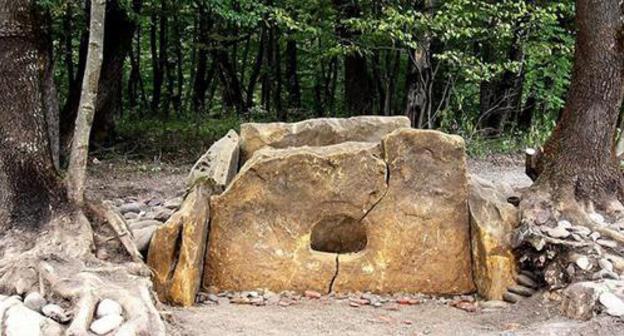 The dolmen "Hadjokh-4". Photo © Yuga.ru https://www.yuga.ru/news/388749/ The dolmen "Hadjokh-4". Photo © Yuga.ru https://www.yuga.ru/news/388749/