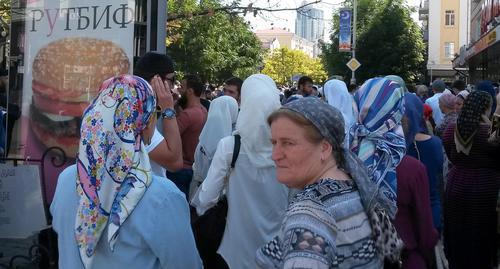 The participants of the rally in Grozny to support Muslims of Myanmar. September 4, 2017. Photo by Nikolay Petrov for "Caucasian Knot" The participants of the rally in Grozny to support Muslims of Myanmar. September 4, 2017. Photo by Nikolay Petrov for "Caucasian Knot"