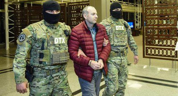 Alexander Lapshin being convoyed in Baku airport. Photo: Sputnik / Murad Orujov
https://ru.sputnik.az/azerbaijan/20170911/411791543/Prezident-Azerbajdzhana-pomiloval-Lapshina.html
Alexander Lapshin being convoyed in Baku airport. Photo: Sputnik / Murad Orujov
https://ru.sputnik.az/azerbaijan/20170911/411791543/Prezident-Azerbajdzhana-pomiloval-Lapshina.html