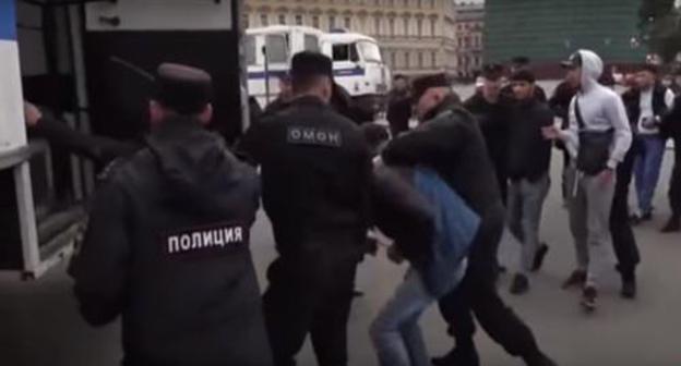 Police detain participants of rally action in support of Myanmar Muslims in Saint Petersburg. Screenshot: https://www.youtube.com/watch?v=G6VXFk5ywXk&t=64s Police detain participants of rally action in support of Myanmar Muslims in Saint Petersburg. Screenshot: https://www.youtube.com/watch?v=G6VXFk5ywXk&t=64s