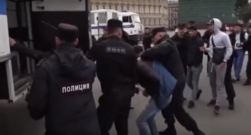 Police detain participants of rally action in support of Myanmar Muslims in Saint Petersburg. Screenshot: https://www.youtube.com/watch?v=G6VXFk5ywXk&t=64s Police detain participants of rally action in support of Myanmar Muslims in Saint Petersburg. Screenshot: https://www.youtube.com/watch?v=G6VXFk5ywXk&t=64s