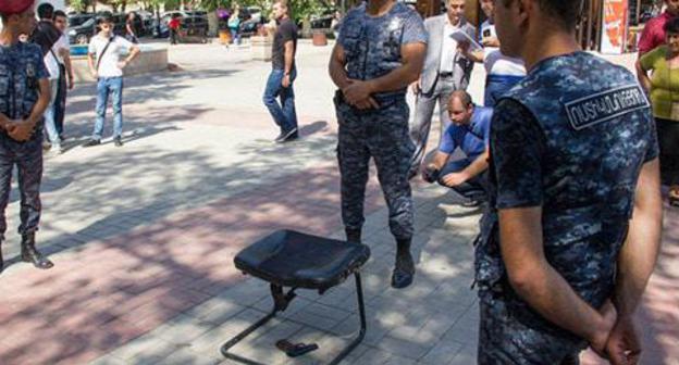 Weapons at the place of shooting, Yereva, September 14, 2017. Photo: © SPUTNIK/ ARAM NERSESYAN Weapons at the place of shooting, Yereva, September 14, 2017. Photo: © SPUTNIK/ ARAM NERSESYAN