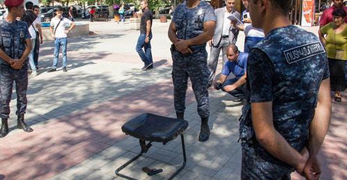 Weapons at the place of shooting, Yereva, September 14, 2017. Photo: © SPUTNIK/ ARAM NERSESYAN Weapons at the place of shooting, Yereva, September 14, 2017. Photo: © SPUTNIK/ ARAM NERSESYAN