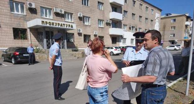 Detention of the picketer near the prosecutor's office, Gukovo, September 15, 2017. Photo by Vyacheslav Prudnikov for the Caucasian Knot. Detention of the picketer near the prosecutor's office, Gukovo, September 15, 2017. Photo by Vyacheslav Prudnikov for the Caucasian Knot.