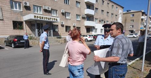 Detention of the picketer near the prosecutor's office, Gukovo, September 15, 2017. Photo by Vyacheslav Prudnikov for the Caucasian Knot. Detention of the picketer near the prosecutor's office, Gukovo, September 15, 2017. Photo by Vyacheslav Prudnikov for the Caucasian Knot.