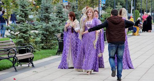 Girls in traditional clothing - long dresses (g1abli) on the Day of Chechen Woman. Grozny, September 21, 2014. Photo by Magomed Magomedov for "Caucasian Knot" Girls in traditional clothing - long dresses (g1abli) on the Day of Chechen Woman. Grozny, September 21, 2014. Photo by Magomed Magomedov for "Caucasian Knot"