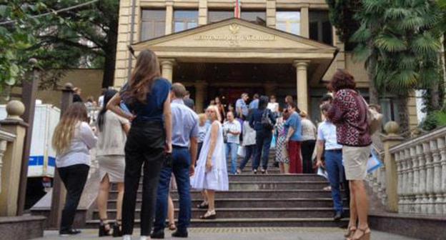 People are evacuated from the building of the Central District Court in Sochi, September 27, 2017. Photo by Svetlana Kravchenko for the Caucasian Knot. People are evacuated from the building of the Central District Court in Sochi, September 27, 2017. Photo by Svetlana Kravchenko for the Caucasian Knot.