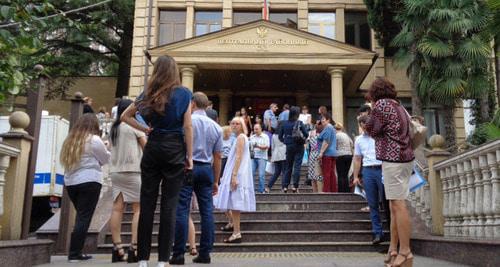 People are evacuated from the building of the Central District Court in Sochi, September 27, 2017. Photo by Svetlana Kravchenko for the Caucasian Knot. People are evacuated from the building of the Central District Court in Sochi, September 27, 2017. Photo by Svetlana Kravchenko for the Caucasian Knot.