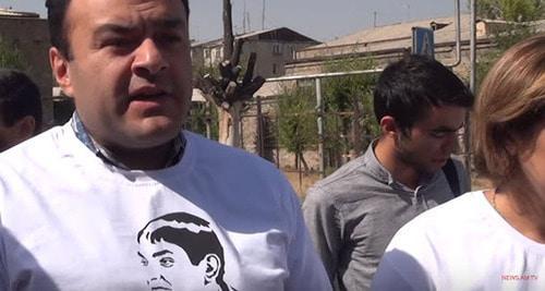 Advocates in the case of the unit "Sasna Tsrer" came to the trial wearing T-shirts with photographs of Judge Gabrielyan, Yerevan, September 27, 2017. Screenshot of video at: NewsamChannelhttps://www.youtube.com/watch?v=CZcB0ClCOVc Advocates in the case of the unit "Sasna Tsrer" came to the trial wearing T-shirts with photographs of Judge Gabrielyan, Yerevan, September 27, 2017. Screenshot of video at: NewsamChannelhttps://www.youtube.com/watch?v=CZcB0ClCOVc