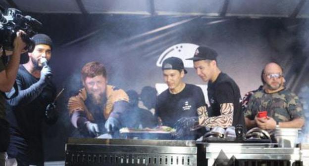 Timati and Ramzan Kadyrov (second from left) at the opening of Black Star Burger restaurant, Grozny, September 19, 2017. Photo: https://chechnyatoday.com/content/view/306403 Timati and Ramzan Kadyrov (second from left) at the opening of Black Star Burger restaurant, Grozny, September 19, 2017. Photo: https://chechnyatoday.com/content/view/306403