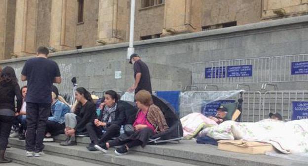 Hunger strike held by activists of parliamentary opposition "Georgian Patriots’ Alliance" Party, Tbilisi, September 27, 2017. Photo by Galina Gotua for the Caucasian Knot. Hunger strike held by activists of parliamentary opposition "Georgian Patriots’ Alliance" Party, Tbilisi, September 27, 2017. Photo by Galina Gotua for the Caucasian Knot.