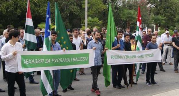 Participants of rally in support of Ruslan Gvashev, Sukhumi, September 27, 2017. Photo by Dmitri Stateinov for the Caucasian Knot. Participants of rally in support of Ruslan Gvashev, Sukhumi, September 27, 2017. Photo by Dmitri Stateinov for the Caucasian Knot.