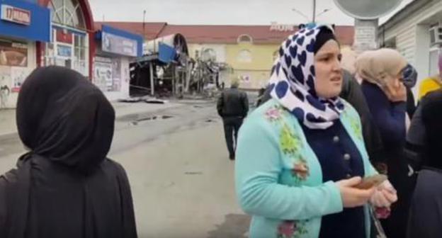 Traders at the "Berkat" market gathered near the burnt pavilion. September 28, 2017, Grozny. Photo: https://www.youtube.com/watch?v=XLXXjTpabqQ Traders at the "Berkat" market gathered near the burnt pavilion. September 28, 2017, Grozny. Photo: https://www.youtube.com/watch?v=XLXXjTpabqQ