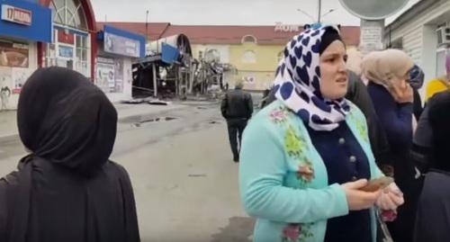 Traders at the "Berkat" market gathered near the burnt pavilion. September 28, 2017, Grozny. Photo: https://www.youtube.com/watch?v=XLXXjTpabqQ Traders at the "Berkat" market gathered near the burnt pavilion. September 28, 2017, Grozny. Photo: https://www.youtube.com/watch?v=XLXXjTpabqQ