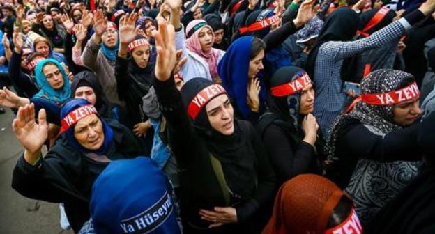 Women are wearing headbands with the name of Zeyneb, Imam Husayn's sister, whose death is honored by Shiite Muslims on Ashura Day. Baku, October 1, 2017. Photo by Aziz Karimov for "Caucasian Knot" Women are wearing headbands with the name of Zeyneb, Imam Husayn's sister, whose death is honored by Shiite Muslims on Ashura Day. Baku, October 1, 2017. Photo by Aziz Karimov for "Caucasian Knot"