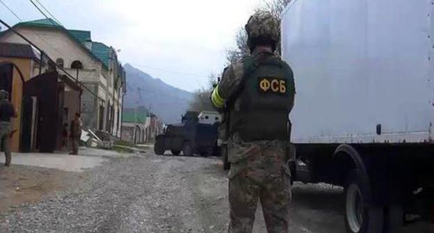 The FSB officer during CTO. Photo: http://nac.gov.ru/kontrterroristicheskie-operacii/v-prigorode-mahachkaly-prohodit-aktivnaya-faza.html The FSB officer during CTO. Photo: http://nac.gov.ru/kontrterroristicheskie-operacii/v-prigorode-mahachkaly-prohodit-aktivnaya-faza.html
