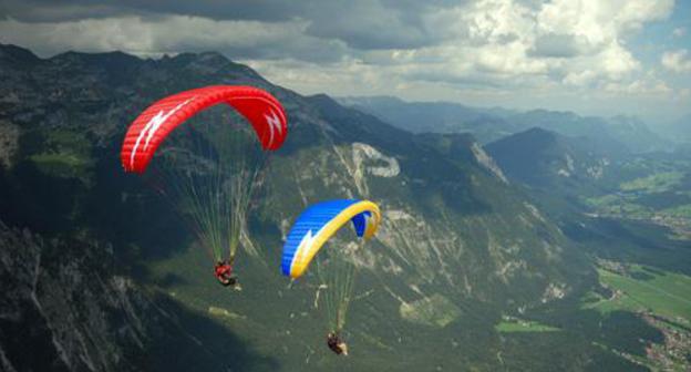 Paragliders in the sky. Photo http://www.riakchr.ru/uchastniki-kubka-rossii-po-paraplanerizmu-prizemlyatsya-na-paraplanakh-v-cherkesske/ Paragliders in the sky. Photo http://www.riakchr.ru/uchastniki-kubka-rossii-po-paraplanerizmu-prizemlyatsya-na-paraplanakh-v-cherkesske/