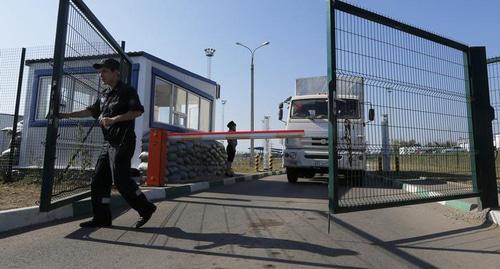 Border crossing between Russia and Ukraine. Photo by Alexander Demyanchik, REUTERS Border crossing between Russia and Ukraine. Photo by Alexander Demyanchik, REUTERS