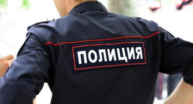 Policeman. Photo: http://nnm.me/blogs/Supertramp1720/policeyskie-i-borcy-s-ekstremizmom-ustroili-potasovku-so-strelboy-v-mahachkale/ Policeman. Photo: http://nnm.me/blogs/Supertramp1720/policeyskie-i-borcy-s-ekstremizmom-ustroili-potasovku-so-strelboy-v-mahachkale/