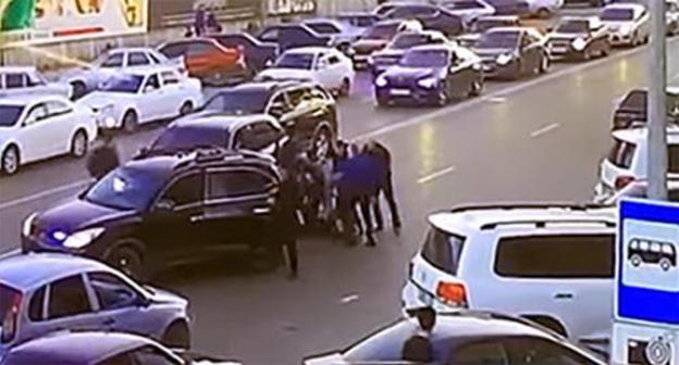 Road conflict between staff members of the "E" Centre and inspectors of the patrol-and-post service in Makhachkala, October 7, 2017. Screenshot: https://www.youtube.com/watch?v=aVbDOpWw_oA Road conflict between staff members of the "E" Centre and inspectors of the patrol-and-post service in Makhachkala, October 7, 2017. Screenshot: https://www.youtube.com/watch?v=aVbDOpWw_oA