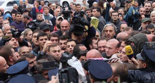 Protest rally near Tbilisi Sakrebulo, October 10, 2017. Photo by Inna Kukudzhanova for the Caucasian Knot. Protest rally near Tbilisi Sakrebulo, October 10, 2017. Photo by Inna Kukudzhanova for the Caucasian Knot.