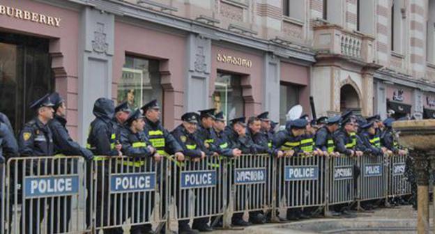 Policemen during protest action near the City Council building in Tbilisi, October 10, 2017. Photo by Inna Kukudzhanova for the Caucasian Knot. Policemen during protest action near the City Council building in Tbilisi, October 10, 2017. Photo by Inna Kukudzhanova for the Caucasian Knot.