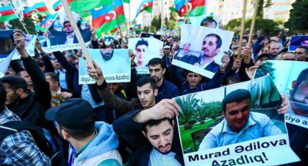 Participants of anti-corruption rally hold portraits of political prisoners, Baku, October 7, 2017. Photo by Aziz Karimov for the Caucasian Knot. Participants of anti-corruption rally hold portraits of political prisoners, Baku, October 7, 2017. Photo by Aziz Karimov for the Caucasian Knot.