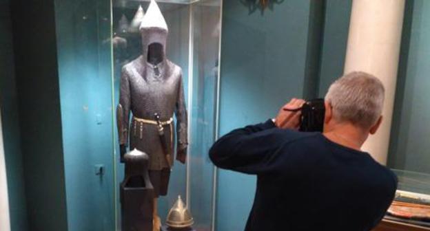 Visitor of the exhibition takes photo of costume of Kabardian warrior, Moscow, October 14, 2017. Photo by Gore Aleksanyay for the Caucasian Knot. Visitor of the exhibition takes photo of costume of Kabardian warrior, Moscow, October 14, 2017. Photo by Gore Aleksanyay for the Caucasian Knot.