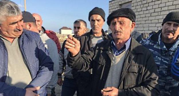 Residents of the Khazar village at the meeting held on October 14, 2017. Photo by Patimat Makhmudova for the "Caucasian Knot" Residents of the Khazar village at the meeting held on October 14, 2017. Photo by Patimat Makhmudova for the "Caucasian Knot"