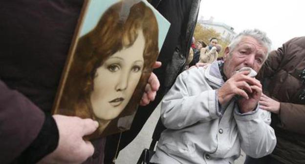 Portrait of woman killed in Dubrovka terror act, Moscow, October 26, 2017. Photo: REUTERS/Grigory Tambulov Portrait of woman killed in Dubrovka terror act, Moscow, October 26, 2017. Photo: REUTERS/Grigory Tambulov