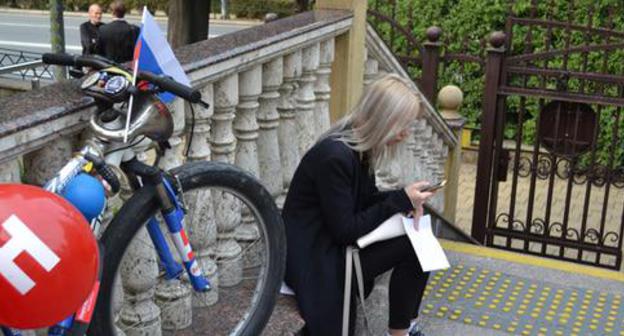 Olesya Khristosenko near the courthouse, Sochi, October 2017. Photo by Svetlana Kravchenko for the Caucasian Knot. Olesya Khristosenko near the courthouse, Sochi, October 2017. Photo by Svetlana Kravchenko for the Caucasian Knot.
