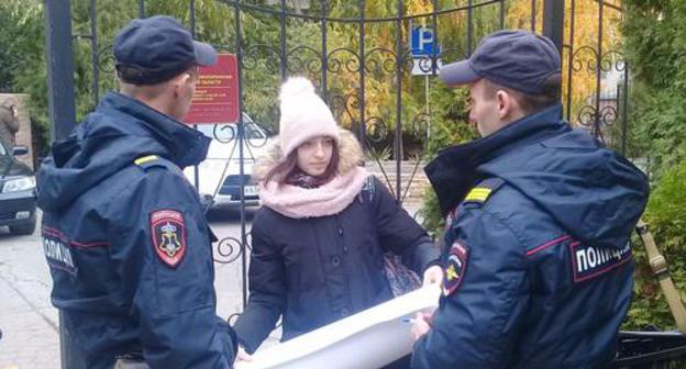Two policemen checked Vera Inozemtseva's ID when she was holding solo picket, Astrakhan, October 25, 2017. Photo by Elena Grebenyuk for the Caucasian Knot. Two policemen checked Vera Inozemtseva's ID when she was holding solo picket, Astrakhan, October 25, 2017. Photo by Elena Grebenyuk for the Caucasian Knot.