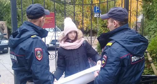Two policemen checked Vera Inozemtseva's ID when she was holding solo picket, Astrakhan, October 25, 2017. Photo by Elena Grebenyuk for the Caucasian Knot. Two policemen checked Vera Inozemtseva's ID when she was holding solo picket, Astrakhan, October 25, 2017. Photo by Elena Grebenyuk for the Caucasian Knot.