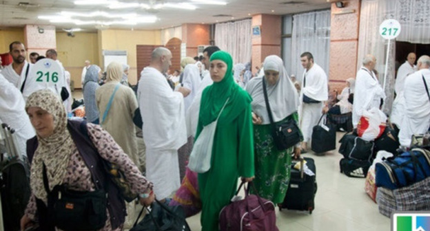 Pilgrims at airport. Photo: http://www.riadagestan.ru/mobile/news/society/bolshaya_chast_palomnikov_v_dagestane_otpravilas_v_khadzh/ Pilgrims at airport. Photo: http://www.riadagestan.ru/mobile/news/society/bolshaya_chast_palomnikov_v_dagestane_otpravilas_v_khadzh/