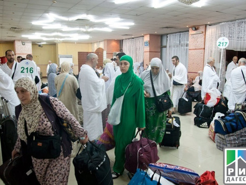 Pilgrims at airport. Photo: http://www.riadagestan.ru/mobile/news/society/bolshaya_chast_palomnikov_v_dagestane_otpravilas_v_khadzh/ Pilgrims at airport. Photo: http://www.riadagestan.ru/mobile/news/society/bolshaya_chast_palomnikov_v_dagestane_otpravilas_v_khadzh/