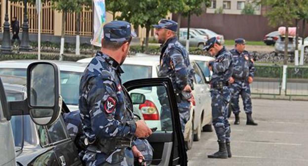 Law enforcers, Grozny. Photo by Magomed Magomedov for the Caucasian Knot. Law enforcers, Grozny. Photo by Magomed Magomedov for the Caucasian Knot.