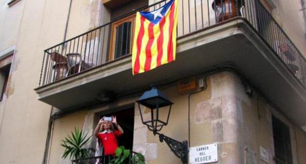 A flag of Catalonia hung over from a balcony of a house in the historical center of Barcelona. October 14, 2017. Photo by Yuliya Kasheta for the "Caucasian Knot" A flag of Catalonia hung over from a balcony of a house in the historical center of Barcelona. October 14, 2017. Photo by Yuliya Kasheta for the "Caucasian Knot"